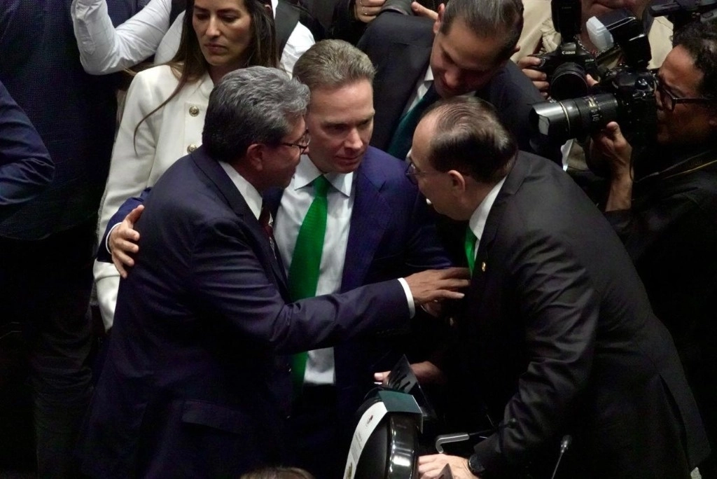 Integrantes de la bancada del PVEM en el Congreso conversan con Ricardo Monreal. Foto Roberto García Ortiz