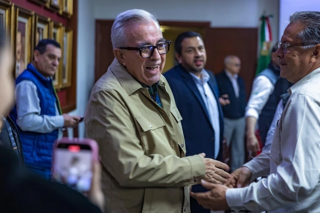 Presuntamente el detenido está relacionado en los preparativos de la aeronave en la que fue trasladado Ismael el Mayo Zambada rumbo al lugar de Estados Unidos el 25 de julio pasado. Foto Facebook Rubén Rocha Moya 