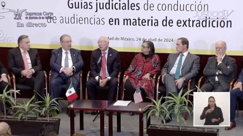 Al micrófono, el embajador Ken Salazar rodeado por los ministros de la SCJN. A su izquierda, la presidenta de la Corte, Norma Lucía Piña. Imagen tomada de la transmisión a través de Justiciatv