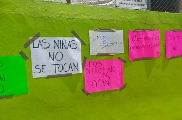 Carteles de protesta de padres de familias contra un maestro que abusó sexualmente de seis alumnas de primaria, en una escuela en el estado de México. 