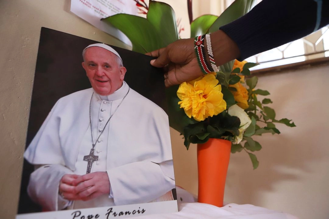 Imagen del papa Francisco en la iglesia de la Sagrada Familia, en Nairobi, Kenia, el 22 de abril de 2025. Foto 
