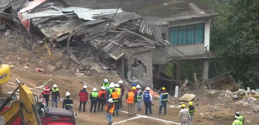 Personal de SICT en labores de mantenimiento de carreteras federales. Foto @SICTmx