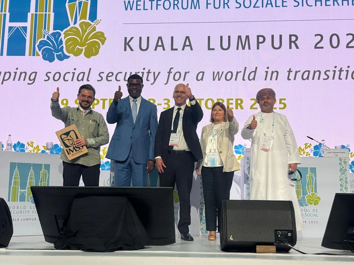 El director general del IMSS, Zoé Robledo (izq) participó en el Foro Mundial de Seguridad Social. Foto tomada de la cuenta de X 