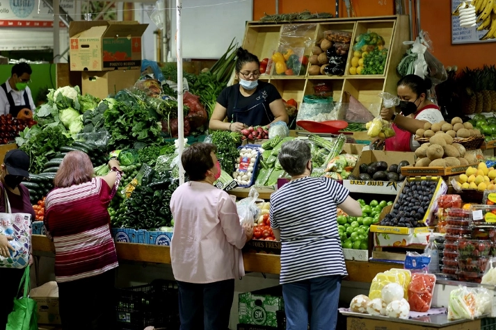 Durante muchos años, la intromisión de la industria de bebidas y alimentos procesados en las políticas públicas ha sido la norma en los países. Foto María Luisa Severiano / archivo 