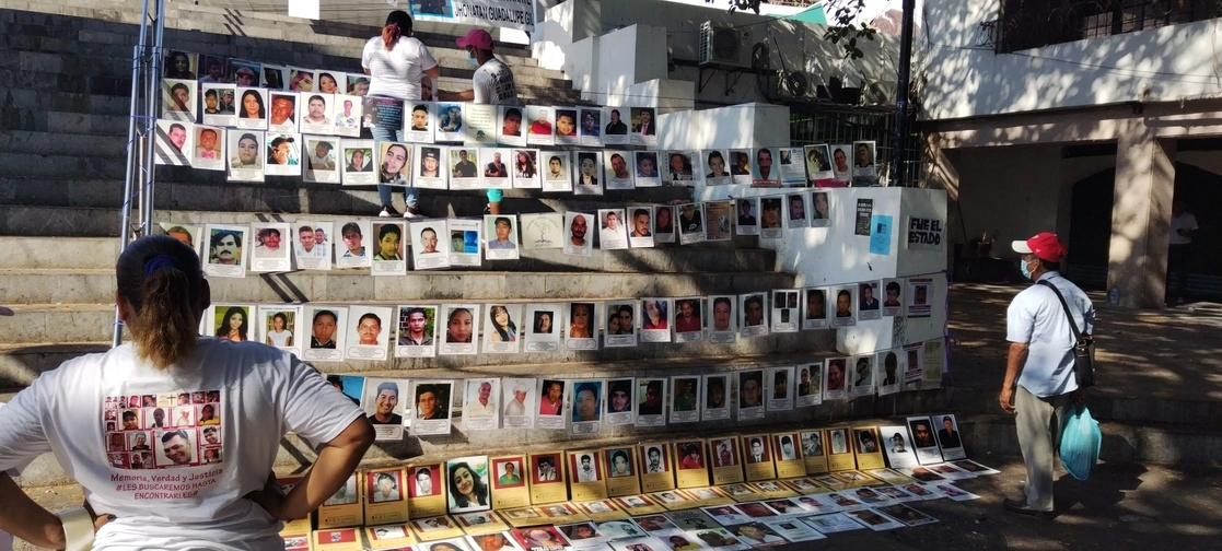 Integrantes del colectivo Memoria, Verdad y Justicia instalan la novena exposición fotográfica de personas desaparecidas en el estado de Guerrero. Foto Héctor Briseño