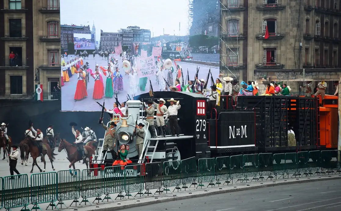 El transporte, que data de 1929, fue colocado en el Zócalo y enmarcó el 112 aniversario del inicio de la Revolución Mexicana. Civiles y militares recrearon escenas históricas de esa época. Foto Cristina Rodríguez