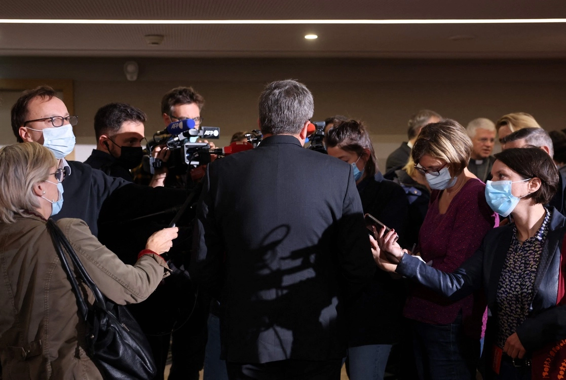 El obispo católico Eric de Moulins-Beaufort, presidente de la Conferencia Episcopal francesa, durante una conferencia de prensa este martes 5 de octubre. Foto Afp 