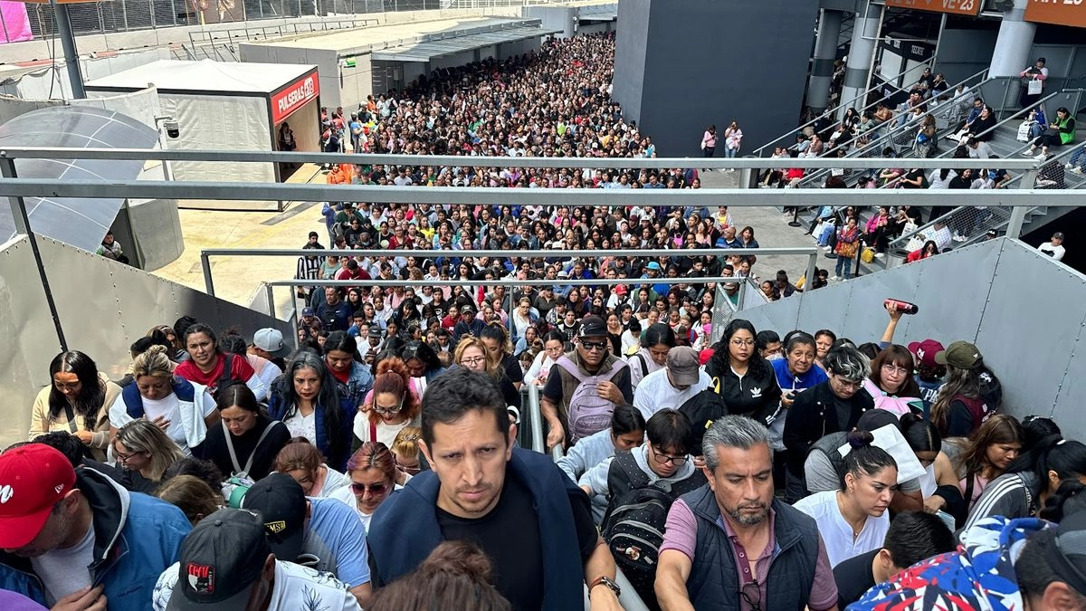 Con una inversión de mil 275 millones de pesos, el gobierno capitalino inició ayer la entrega de un millón 250 mil tarjetas para la compra de útiles y uniformes escolares, pero padres de familia criticaron la falta de organización en el estadio de la Magdalena Mixiuhca. Foto 