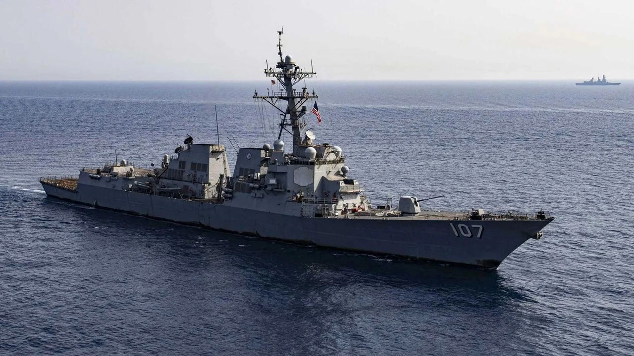 El buque de guerra enviado por Estados Unidos al Golfo de México pueden realizar ataques con misiles Tomahawk y actuar en misiones antiaéreas. También es capaz de encabezar misiones antisubmarinas, con cohetes y helicópteros.