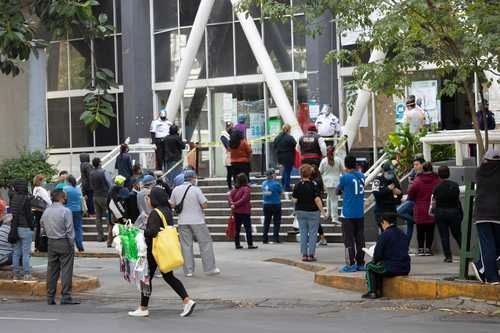 En el Centro Médico Nacional 20 de Noviembre, del Issste, en espera con el fin de surtir sus recetas. Foto Pablo Ramos