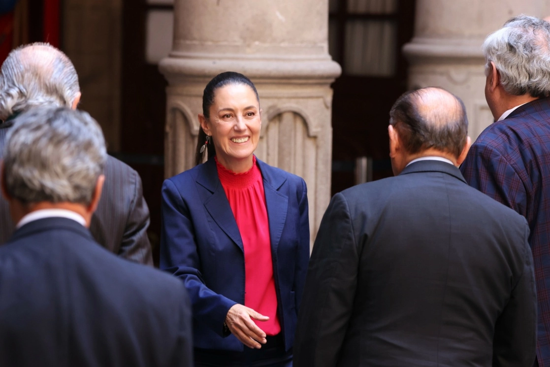 Claudia Sheinbaum, al llegar a la sesión en la que se informó que hay una simplificación en el proceso de adquisiciones, lo cual permitirá agilizar la compra de herramientas y refacciones que se requieren para dar el servicio. Foto ‘La Jornada’