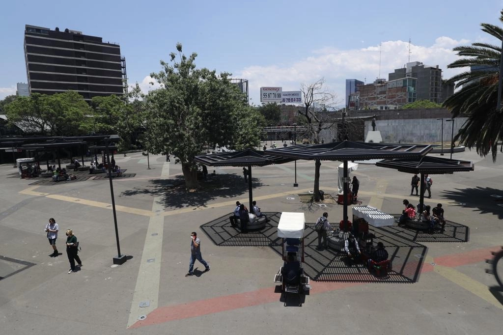 Ciudadanos en la Glorieta de los Insurgentes, en la colonia Roma. Foto Yazmín Ortega Cortés