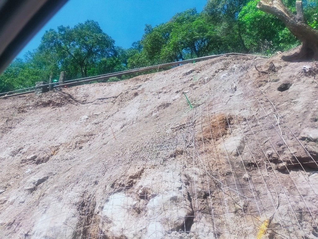 En Huixquilucan, Edomex los trabajos de mitigación de riesgos y estabilización de taludes, incluye el uso de concreto lanzado en laderas. Foto Silvia Chávez