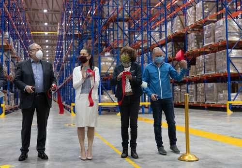 La jefa de Gobierno, Claudia Sheinbaum, durante la inauguración del centro de distribución del Grupo Neolpharma en la alcaldía Azcapotzalco. La acompañaron el gerente Efraín Ocampo, el alcalde Vidal Llerenas, el director de la Adip, José Peña Merino, y Rosaura Ruiz, secretaria de Educación local. Foto Pablo Ramos