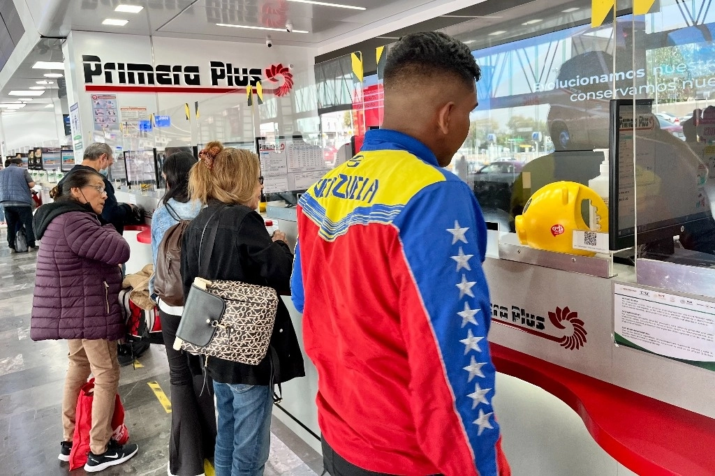 En esta imagen de 2022, un venezolano espera en una terminal de autobuses. Foto Luis Castillo