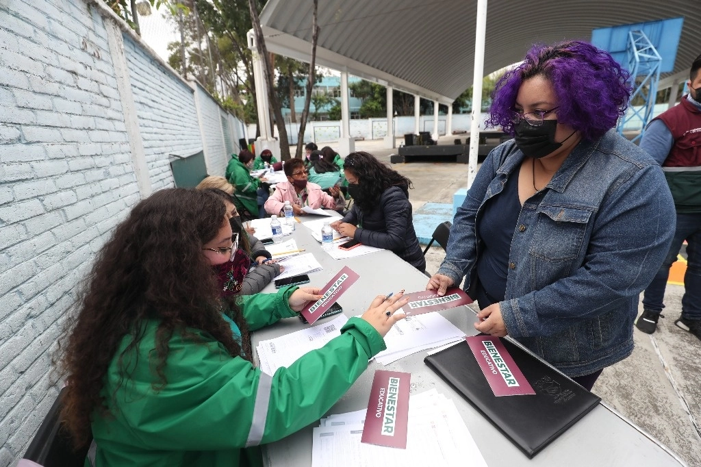 Entrega de Mi Beca para Empezar, dirigida a estudiantes de escuelas públicas de nivel básico, en la primaria Zimbabwe, en la alcaldía Álvaro Obregón de la Ciudad de México. Foto Luis Castillo 