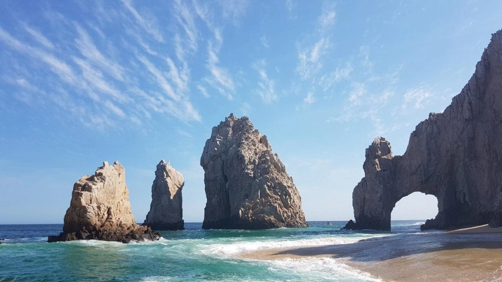Los Cabos, Mazatlán, Acapulco, Playa del Carmen, Zacatecas y otros destinos crearon una alianza de promoción con miras a reactivar su actividad turística. Foto Facebook @SECTURBCS