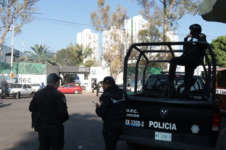 De acuerdo con el video, cinco elementos realizaban un presunto operativo, donde dos de ellos golpean a igual número de personas en el piso dentro de un cuarto. Foto Alfredo Domínguez / archivo