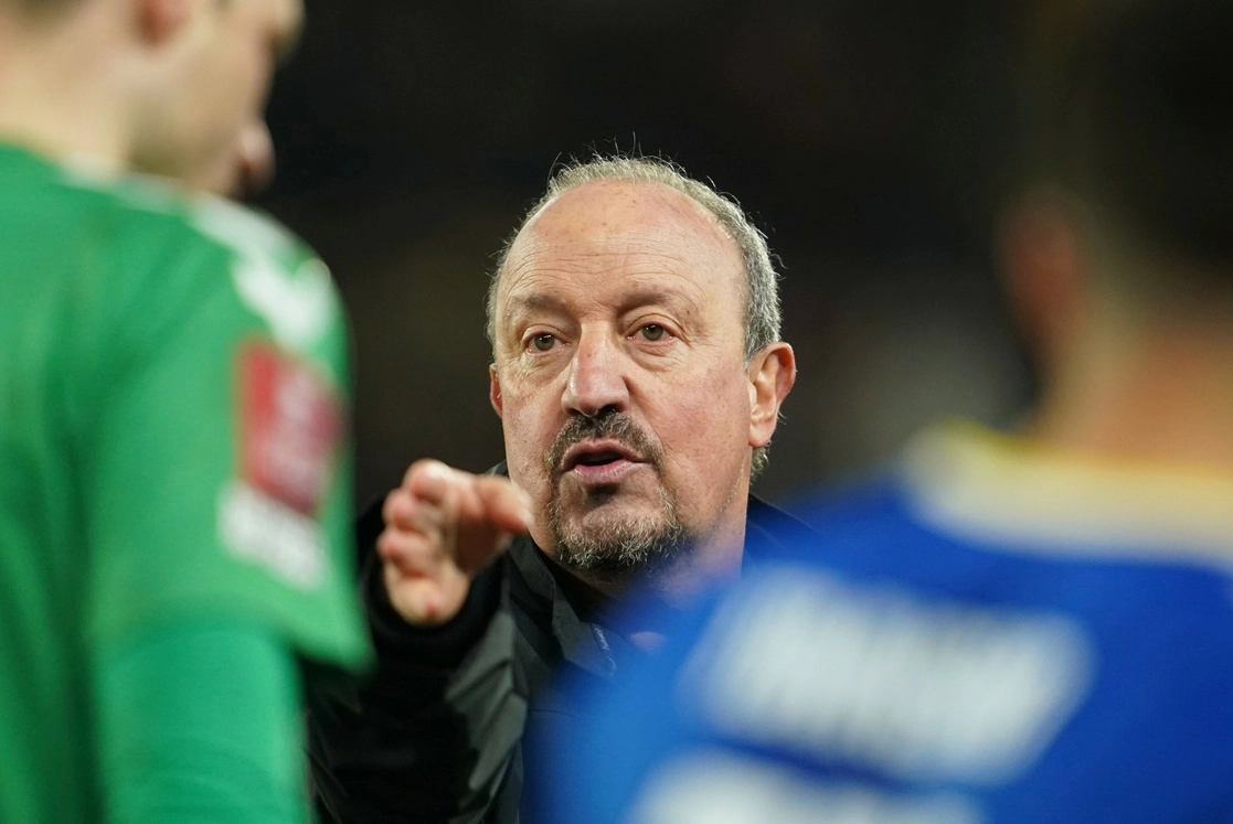 En imagen de archivo, el ex entrenador del Everton, Rafael Benítez, da instrucciones durante el partido de fútbol de la tercera ronda de la Copa FA inglesa entre Hull City y Everton en el estadio MKM en Hull, Inglaterra. Foto Ap