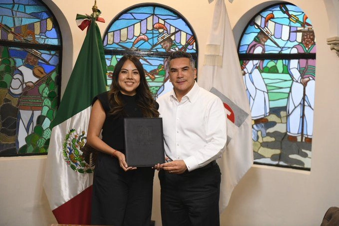 El dirigente nacional del PRI, Alejandro Moreno, junto con la nueva titular de la Secretaría de Operación Política, Alejandra Andrade. Foto tomada de la cuenta de X 