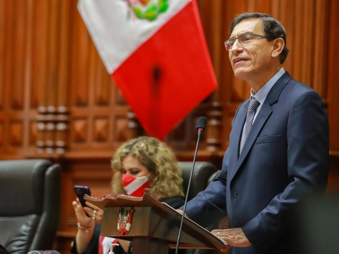 El ex mandatario Martín Vizcarra ayer durante su discurso ante el Legislativo en el cual rechazó de manera tajante las acusaciones de corrupción que le costaron ser destituido de la presidencia. Foto Afp