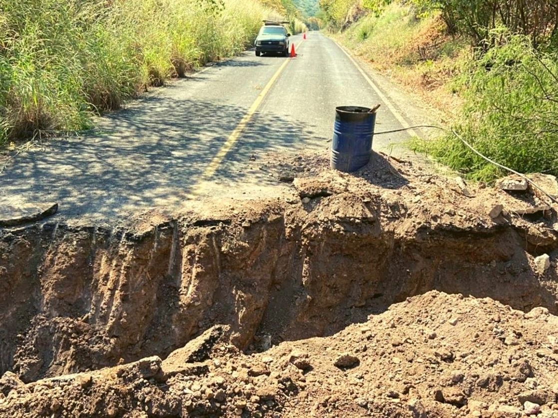 La zanja que abrieron presuntos integrantes del grupo delictivo ‘Los Viagras’ para impedir el paso de vehículos que pertenecen al Cártel Jalisco Nueva Generación a los municipios michoacanos de Tepalcatepec y Coalcomán. Foto tomada del Twitter de @DannyRangelGDL