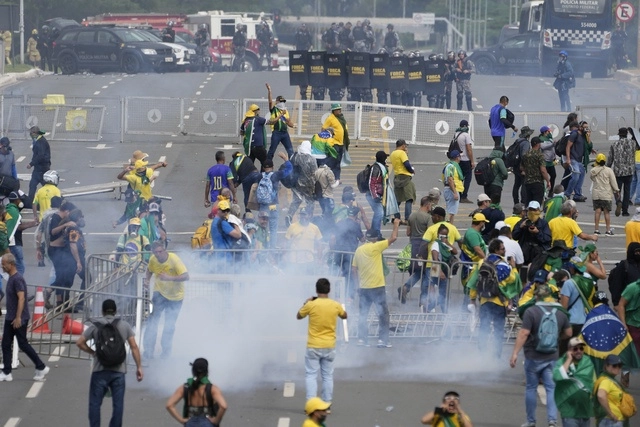 Grupos de ultraderecha de Brasil intentaron ayer dar un golpe de Estado tras destruir los inmuebles de los tres poderes del país. Foto Ap
