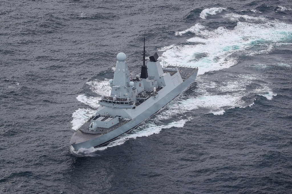 En esta fotografía proporcionada por el Ministerio de Defensa el sábado 16 de diciembre de 2023, una vista del HMS Diamond frente a la costa de Escocia, el 4 de octubre de 2020. Foto Ap