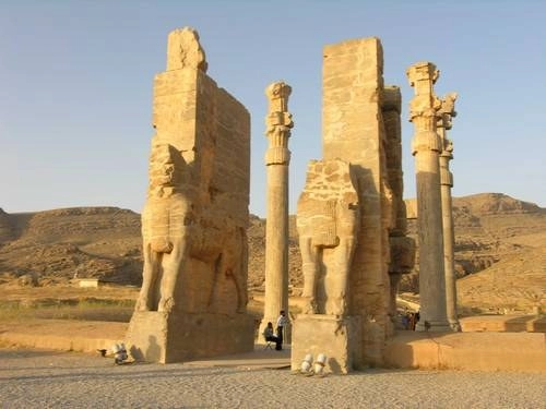Las antiguas ruinas de Persépolis, donde los líderes occidentales y la realeza británica viajaron alguna vez para celebrar con el sah los 2 mil 500 años del imperio persa. Foto Francesco Bandarin / Página de Internet de la Unesco