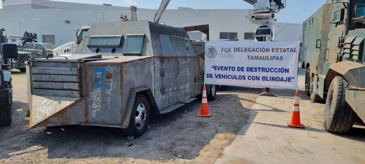 Las unidades con blindaje artesanal fueron destruidas en en las instalaciones de la FGR de la ciudad de Reynosa, Tamaulipas. Foto Tomada del Twitter @FGRMexico
