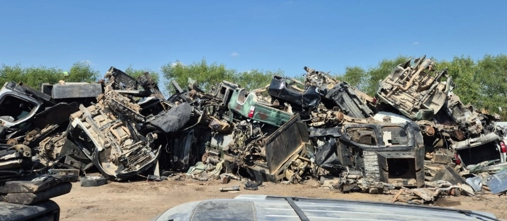 Los vehículos están relacionados con 29 expedientes, luego de que fueron asegurados en diversos enfrentamientos en Tamaulipas, estado fronterizo del norte de México. Foto FGR