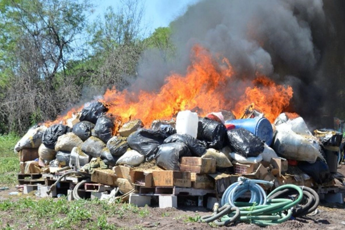 La acción de destrucción la ejecutó la Fiscalía Especializada de Control Regional (FECOR), Sinaloa, con la presencia de autoridades estatales y federales. 