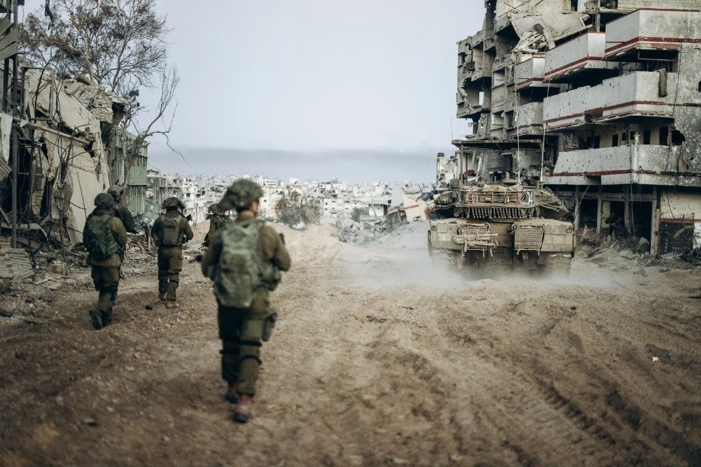 Militares y un carro de combate israelí en el interior de la Franja de Gaza. Foto Europa Press
