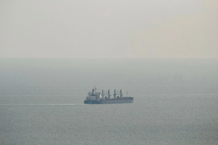 Buque de carga atraviesa un corredor temporal después de salir del puerto de Odesa, Ucrania. Foto Afp