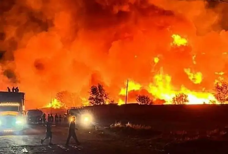 Uno de los tres siniestros que comenzaron hace 15 días y que han consumido más de 10 mil hectáreas en el municipio serrano de Madera, en la Sierra Tarahumara, alcanzó viviendas del ejido El Largo y un aserradero en Las Varas. Gracias a los videos que se han difundido en redes sociales, el gobierno estatal finalmente envió ayuda y solicitó el apoyo de la Sedena, la cual trasladó un helicóptero con capacidad de descarga de agua de 2 mil 500 litros por viaje. Foto cortesía de Chihuahua Tiempo Severo 