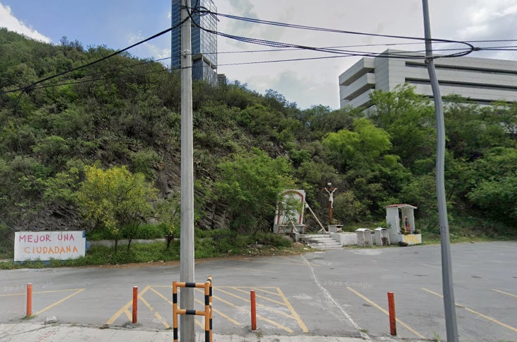 Los vecinos expresaron su preocupación porque en esta zona las familias se reúnen a rezar, dejar veladoras y caminar, por lo que ante estos hechos se sienten inseguros. Imagen tomada de Google Street View