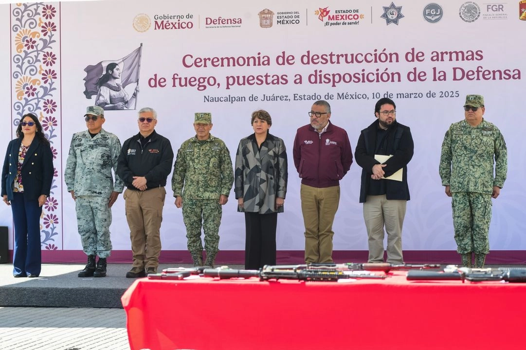 La gobernador del Estado de México encabezó la ceremonia para las destrucción de armas de fuego decomisadas. Foto 