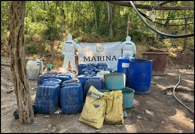 Elementos de la Marina tras el aseguramiento de droga. Foto Semar