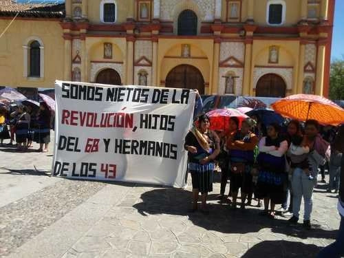 Indígenas de Chenalhó, expulsados de su ejido, se congregan en la plaza Catedral de San Cristóbal de las Casas,  en noviembre de 2019. Foto Elio Henríquez