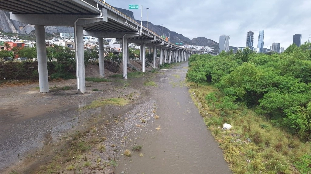 Las intensas lluvias que se registran desde el miércoles en la zona metropolitana de Monterrey continuaron durante la madrugada del jueves 20 de junio de 2024. Foto ‘La Jornada’