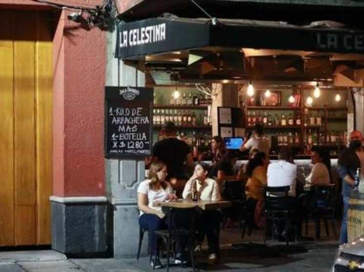 En el centro histórico de Coyoacán, bares, cantinas y restaurantes reanudaron el servicio con promociones y relajadas medidas preventivas. Foto María Luisa Severiano