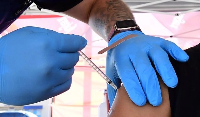 Aplicación de vacunas contra el coronavirus en Rosemead, California. Foto Afp 
