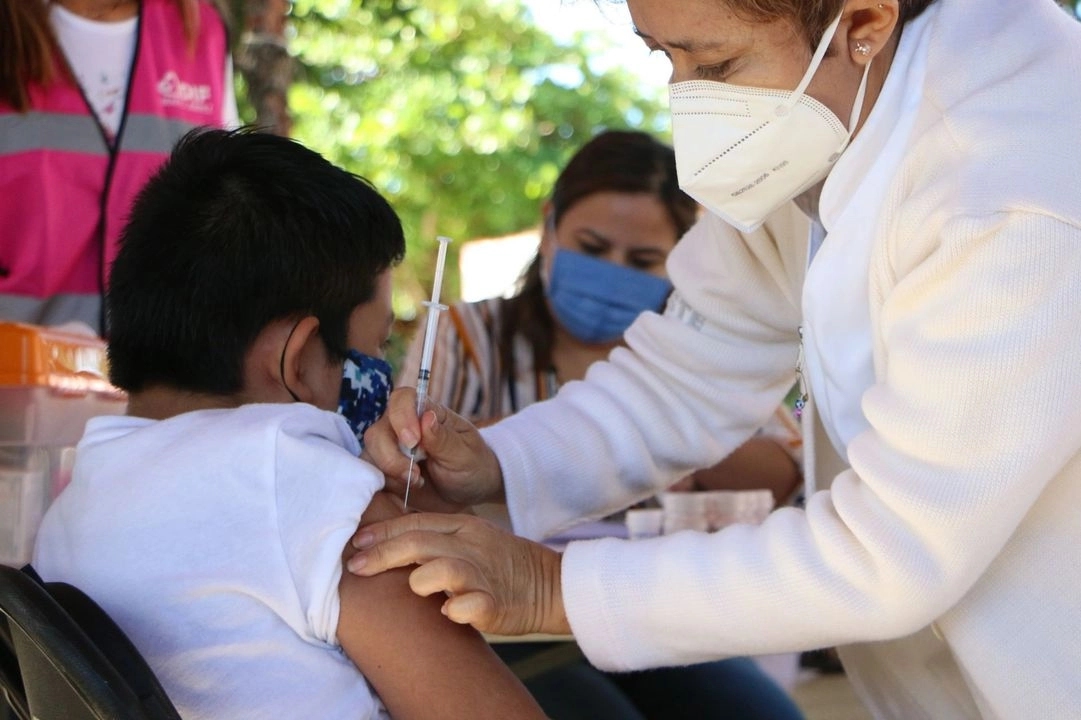 En Chihuahua se han reportado 347 casos de sarampión, con una defunción y cinco hospitalizaciones; se han aplicado 715 mil 277 vacunas para frenar el brote, dijo el titular federal de Salud, David Kershenobich. Foto 