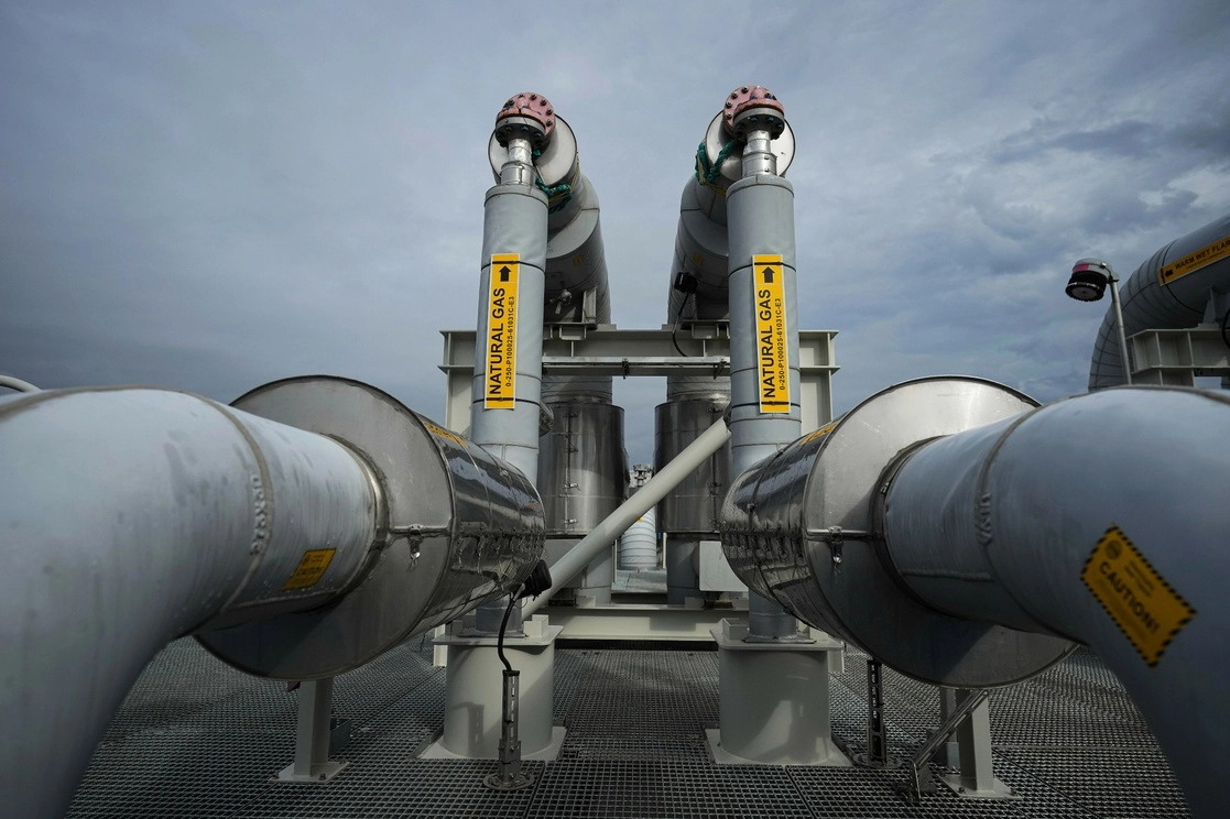 Las tuberías se ven en la parte superior de una plataforma receptora que se conectará a la terminal de la tubería de gas natural Coastal GasLink en la terminal de exportación de LNG Canada en construcción, en Kitimat, Columbia Británica. Foto Ap