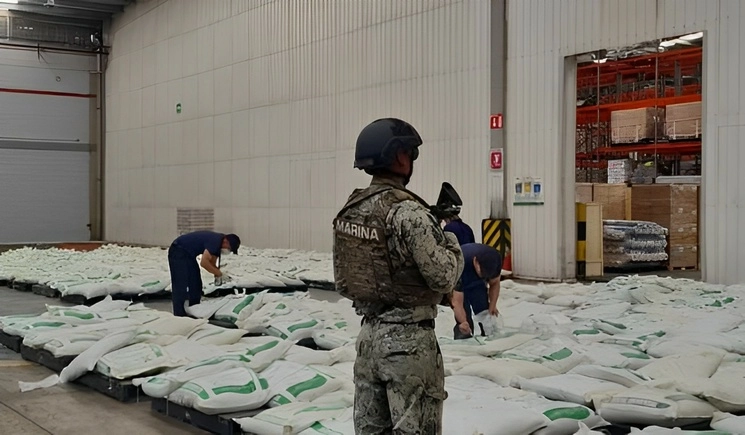 Los 530 costales asegurados por la Marina en Veracruz, los cuales tenía un peso total de 26 mil 500 kilogramos. Foto difundida por la Semar