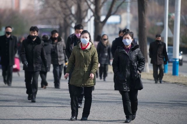 Personas caminan por las calles de la ciudad de Pionyang​, Corea del Norte este 26 de febrero de 2020. Foto Afp