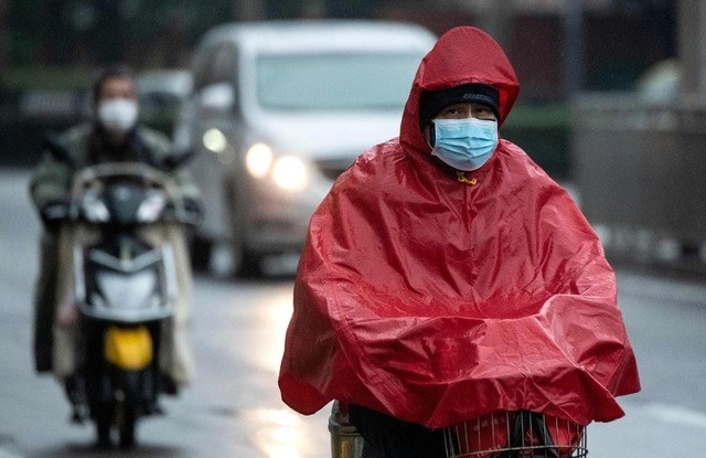 Ciudadano chino transita por las calles de Shanghái el 11 de febrero de 2020. Foto Afp