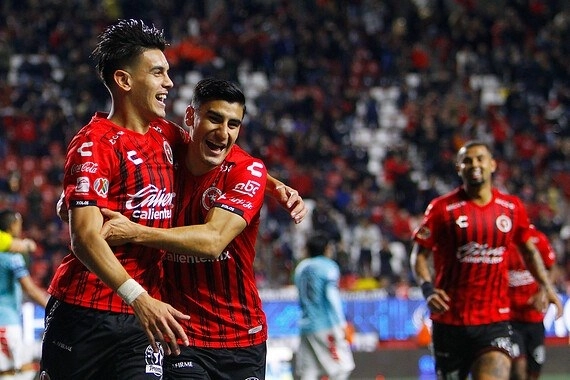 En imagen de archivo, Alexis Castro (izq) de los Xolos festeja un gol durante un partido. Foto Jam Media