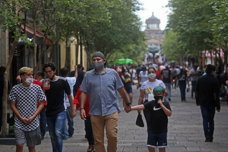 Ciudadanos caminan por el corredor de la calle Morelos, en el centro de la ciudad de Guajalajara, Jalisco, usan cubrebocas. Foto Cuartoscuro / Archivo