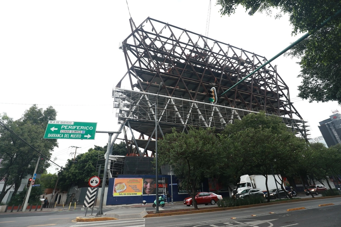 Uno de los edificio vinculados al cártel inmobiliario de la CDMX ubicado en la Av. Insurgentes. Foto Luis Castillo